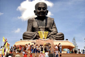 statue